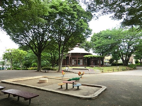 周辺環境:境之谷公園(高台にある自然豊かな公園。園内にはこどもログハウスがあり、雨の日も室内アスレチックで遊べます。)