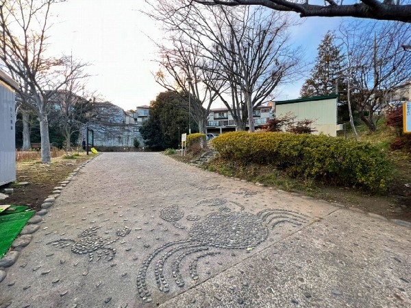 周辺環境:かに山公園(樹木が立ち並び、木漏れ日を愉しめる公園。毎日のお散歩やお子様の遊び場として気楽に立ち寄れる公園です。)