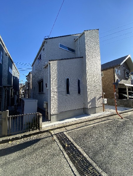 外観:前面道路は車通りの少ない道路。小さなお子様も安心です。お車の出し入れが苦手な方も駐車しやすそうです。