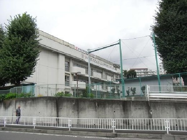 周辺環境:宮谷小学校(明治41年に創立された歴史ある小学校。学校教育目標は「自分を見つめ　ともに　未来をつくる子」です。)