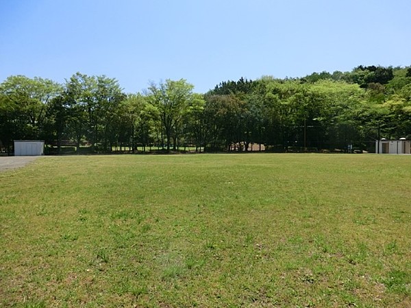 周辺環境:霧が丘公園(野球のできるグラウンド、雨の日も遊べるログハウスがある自然豊かな公園。夏祭りなども行われています。)