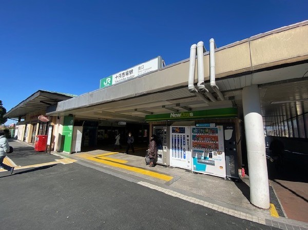 周辺環境:ＪＲ横浜線「十日市場」駅(駅前にはドラッグストア・飲食店あり。新横浜まで12分、町田まで10分。春は環状4号線の桜が綺麗です。)