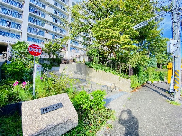 周辺環境:三枚町第一公園(公園からは東海道新幹線の走っている姿を間近で見ることができ、新幹線のビュースポットとしても人気の公園。)