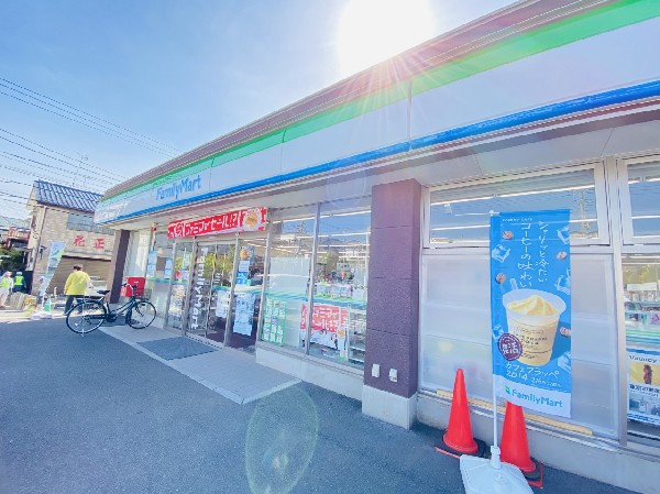 周辺環境:ファミリーマート 中白根店(ホットスナックのファミチキが人気のコンビニ。酒たばこ取扱い有。少量のチルド総菜が充実している。)