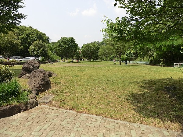 周辺環境:北八朔公園(里山風景を残す穴場の自然公園。夏には蛍も。すぐ裏に港北ＰＡがあるので車好きのお子様に喜ばれる。)