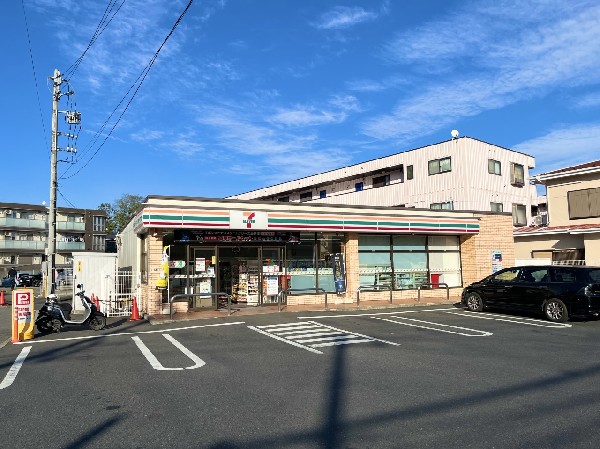 周辺環境:セブンイレブン横浜神大寺4丁目店(近くて便利、期待以上の品質を提供するコンビニ。ネット注文、店舗受取や配達可能なセブンミール取扱有。)