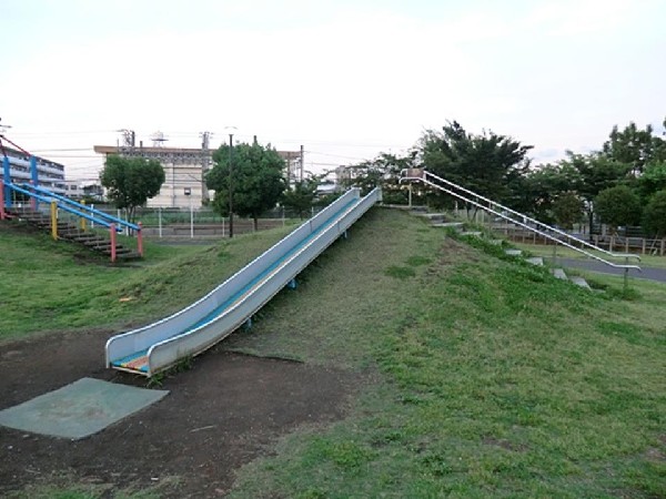 周辺環境:新鶴見公園(芝生の広場やアスレチック遊具、ロング滑り台、健康器具、野球などができる広いグラウンドを有する公園です)