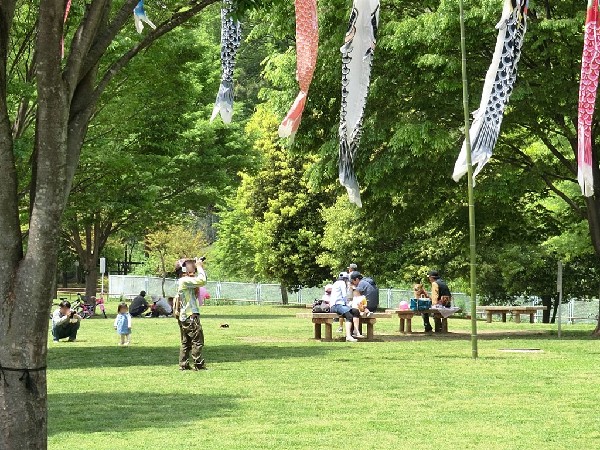 周辺環境:北八朔公園(里山風景を残す穴場の自然公園。夏には蛍も。すぐ裏に港北ＰＡがあるので車好きのお子様に喜ばれます。)