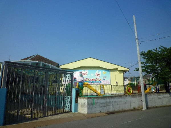 周辺環境:八朔幼稚園(木の温もりが優しい平屋作りの素朴な園舎。園庭の大型遊具は子供たちに大人気、年長ではお泊り保育もあり。)