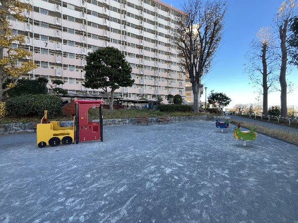 周辺環境:ぞうひろば(団地の中にある公園。斜面を利用した幅のある滑り台や複合遊具があります。木々が立ち並び癒される空間です。)