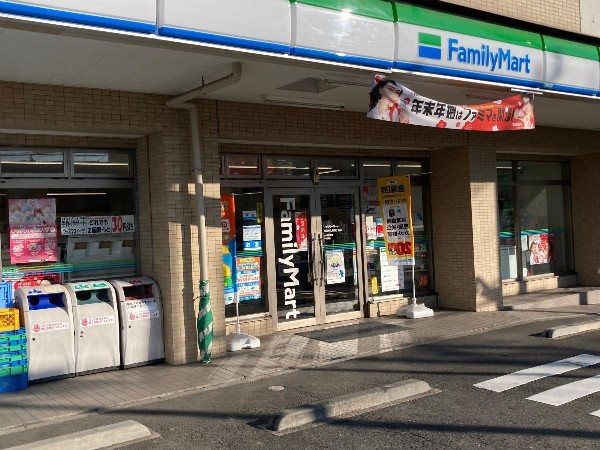 周辺環境:ファミリーマート横浜神大寺四丁目店(ホットスナックのファミチキが人気のコンビニ。酒たばこ取扱い有。少量のチルド総菜が充実している。)