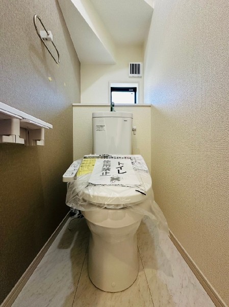 ウォシュレット、暖房便座機能付のトイレです。１階と2階の2ヶ所に設置しているので忙しい朝も便利です。