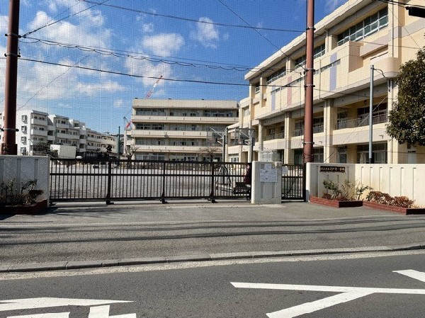 周辺環境:神大寺小学校(教育目標は「考える力、大好きなものを増やす、自分から行動する、人のために役立つ、世界への関心を持つ」)