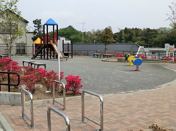 周辺環境:菅田廻三戸公園(幼児向けの複合遊具や砂場があり、小さいお子さんが楽しく遊べる公園です。藤棚の日陰になるベンチもあり。)