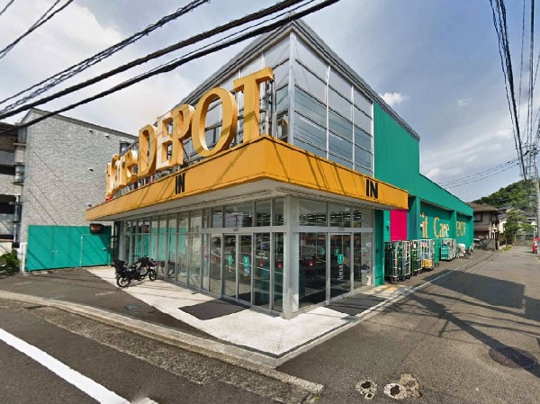 周辺環境:FitCareDEPOT中山町店(健康と美のみならず、生活全般をフォローしたドラッグストア。食料品、ベビー用品、ペット関連も取扱う。)