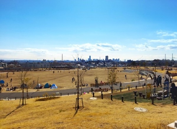 周辺環境:鶴見花月園公園(のんびり自然を満喫できる大型公園。風車の丘ではコスモスやひまわり、薔薇など季節の花々が咲き誇ります。)