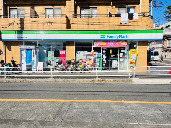 周辺環境:ファミリーマート花月総持寺駅前店(ホットスナックのファミチキが人気のコンビニ。酒たばこ取扱い有。少量のチルド総菜が充実している。)