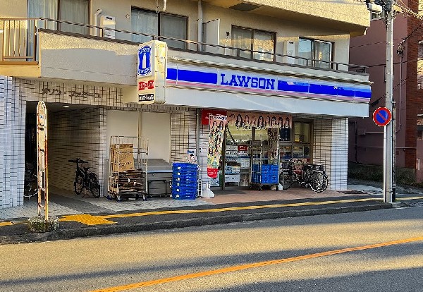 周辺環境:ローソン横浜西前町店(コーヒーやスイーツが人気のコンビニエンスストア。たばこ、無印良品の取扱い有。無料Wi-Fi有。)