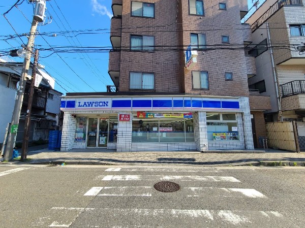 周辺環境:ローソン鶴見小野店(コーヒーやスイーツが人気のコンビニエンスストア。酒たばこ、無印良品の取扱い有。イートインあり。)