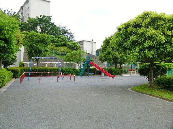 周辺環境:北寺尾三丁目第二公園(青空の下で駆け回ったり、遊具で遊んだり、思い思いの遊びができるます。ベンチもあるので、お散歩にも○)