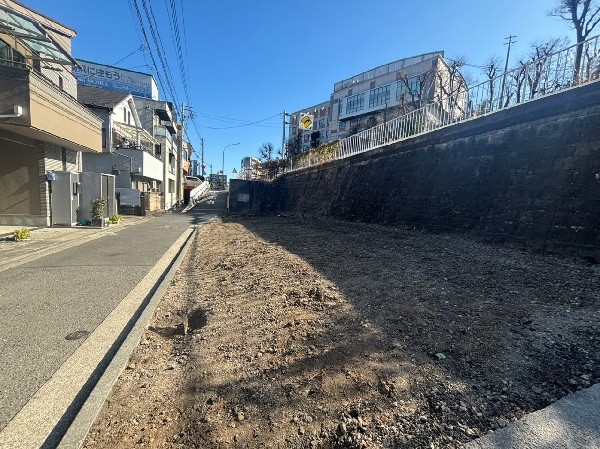 外観:前面道路は車通りの少ない道路。小さなお子様も安心です。お車の出し入れが苦手な方も駐車しやすそうです。