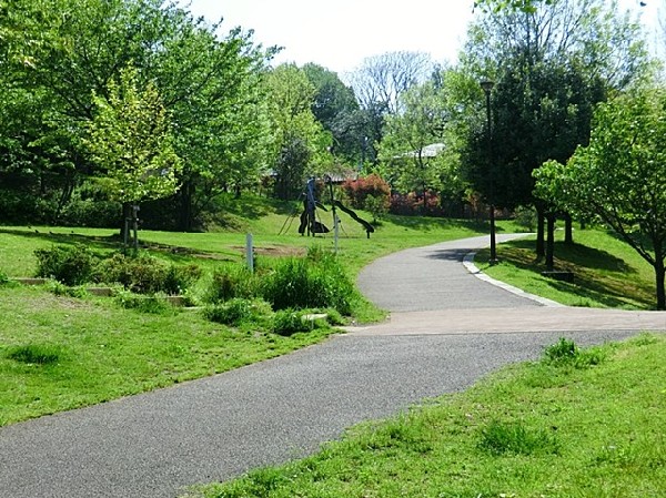 周辺環境:片倉うさぎ山公園(砂地広場・幼児向けの遊具広場・林広場がある広々とした公園です。プレイパークがあり、様々な遊び体験も○)