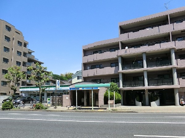 周辺環境:三ツ沢上町駅(ブルーライン横浜駅まで4分、センター北駅まで19分。駅周辺にはコンビニやお惣菜屋さんがあり便利です。)