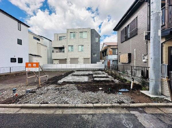 外観:ビルトインガレージのある一戸建て。雨風から大切なお車を守り、濡れずにお荷物の出し入れもでき快適です。