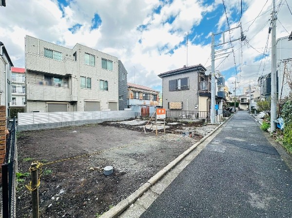 外観:住宅街と利便施設が共存する住環境。緑に恵まれた西寺尾の丘公園も徒歩5分と近く、子育て家族にピッタリ。