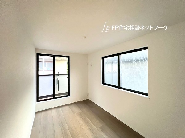 2面採光でお部屋の隅々まで明るい印象の居室。バルコニーにも出られて、爽やかな風をたっぷりと取り込めます。