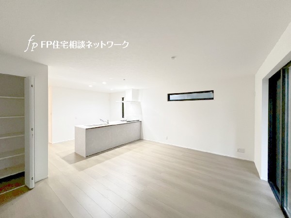 なにかと物が溢れがちなリビングに嬉しい収納付。お子様の勉強道具や、書類関係などもすっきり片付きます。