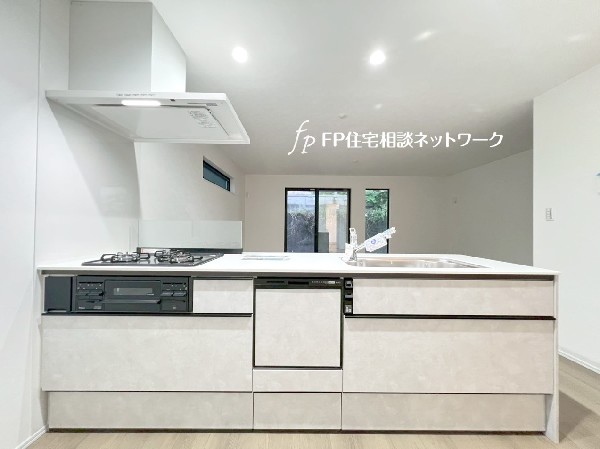 リビングのお子様を見守りながらお料理が出来る対面式カウンターキッチン。ご家族との会話がはずみます。