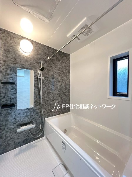 ゆったり入れる１坪タイプの浴室。雨の多い時季のお洗濯に重宝する浴室換気乾燥機付。追炊きオートバス付。