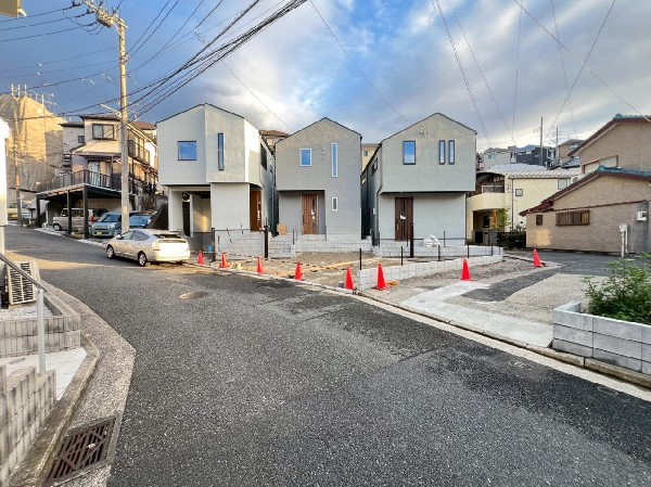 外観:前面道路は車通りの少ない道路。小さなお子様も安心です。お車の出し入れが苦手な方も駐車しやすそうです。