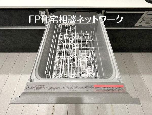 機能性とデザイン性を兼ね備えた嬉しいキッチン。食器洗乾燥機付きなので後片付け楽々。嬉しい浄水器も。