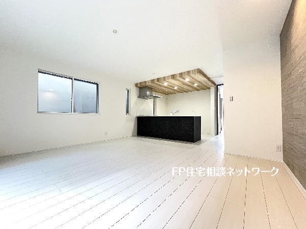 部屋が明るく見える白のフローリング。広く見える効果があり解放感を演出。どんなインテリアとも合います。