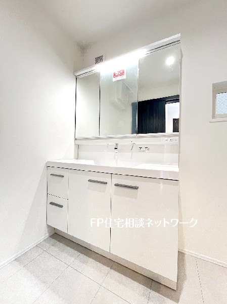 窓から光が入る明るい洗面室はゆったりと広さがあります。毎朝の身支度が気持ちよく出来そうですね。