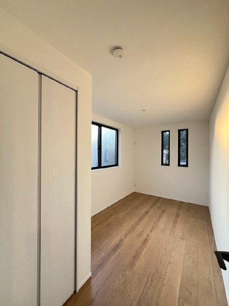 2面採光でお部屋の隅々まで明るい印象の居室。おひさまの光と爽やかな風をたっぷりと取り込めます。