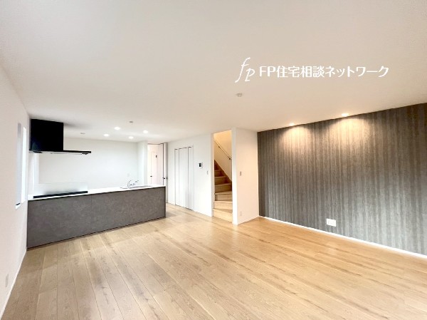 リビングの壁紙にアクセントクロスを取り入れ、より一層お洒落に空間に。インテリアとの馴染みも良さそう。