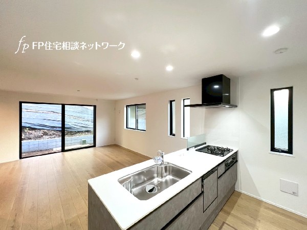 リビングとキッチンの間に壁を設けてないフルオープンタイプの対面キッチン。一体感と広がりを感じます。