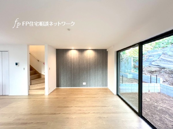 18.1帖の広々リビング。南側の窓を開ければお庭と繋がり、解放感が出てさらに広く感じられます。