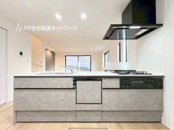 リビングのお子様を見守りながらお料理が出来る対面式カウンターキッチン。ご家族との会話がはずみます。