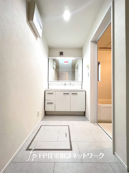 鏡の裏に収納棚を確保した三面鏡を採用。化粧品や歯ブラシなどを機能的に収納し、朝の身支度も快適です。