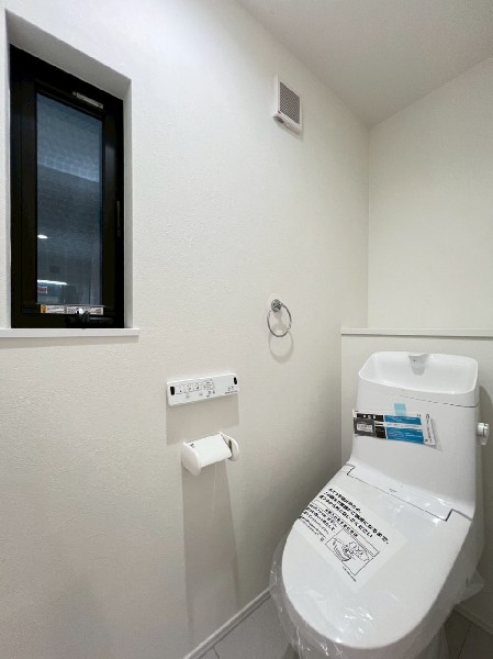 窓があるので陽ざしが入り明るいトイレ。洗浄機能付き便座を標準装備しています。1階と2階にあります。