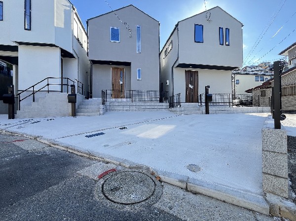 外観:落ち着きある住宅街、一種低層住居専用地域内に位置しています。日当りを大きく遮られることもありません。