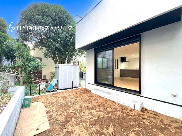 外観:リビングから出られるお庭は南に位置しており、お子様の遊び場やガーデニングなども楽しめそうです。