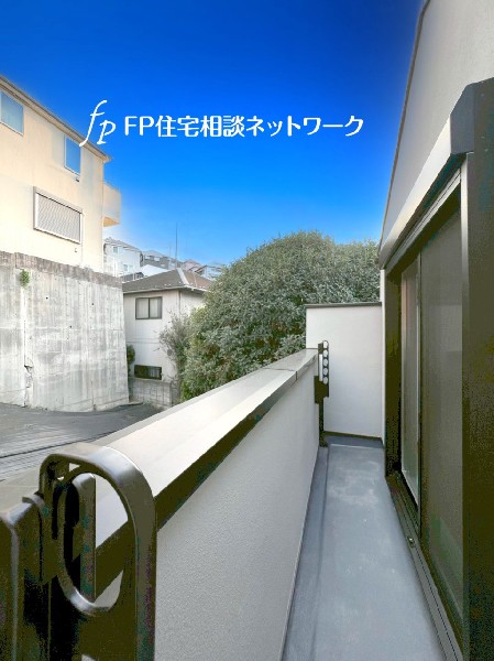 外観:南に大きく面したバルコニーは太陽の光をいっぱい受け止めてくれます。洗濯物もすぐに乾きそうです。