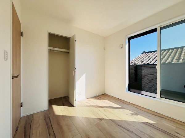 2面採光でお部屋の隅々まで明るい印象の居室。バルコニーにも出られて、爽やかな風をたっぷりと取り込めます。