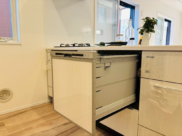 機能性とデザイン性を兼ね備えた嬉しいキッチン。食器洗乾燥機付きなので後片付け楽々。嬉しい浄水器も。