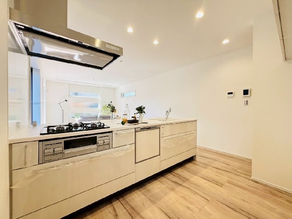 リビングとの間に壁がないフルオープンタイプの対面キッチン。一体感があり広く感じます。便利な食洗器付き。